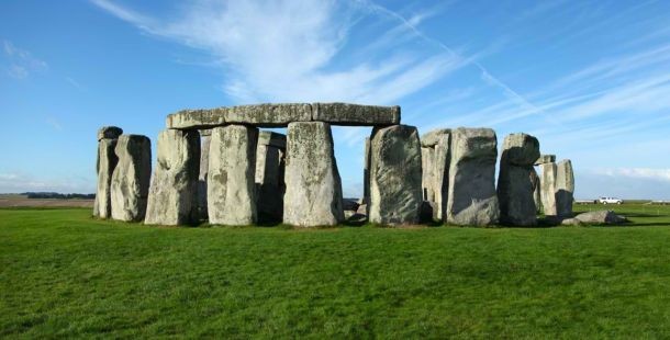 Bãi đá cổ Stonehenge ở Amesbury, Anh là một trong những địa điểm khảo cổ nổi tiếng nhất thế giới. Theo ước tính, bãi đá cổ Stonehenge được xây dựng vào khoảng năm 3000 - 2000 TCN. Đây là một trong những  kiến trúc thời tiền sử ẩn chứa bí ẩn lớn đánh đố nhân loại suốt thời gian qua.